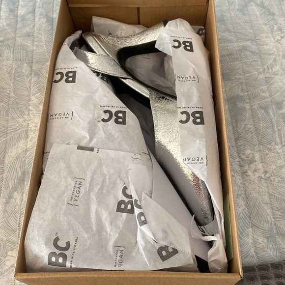 Born in California brand new in box size 8 silver slip on heels - Picture 2 of 5
